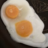 あら！かわいい卵一つで二つのミニ目玉焼き